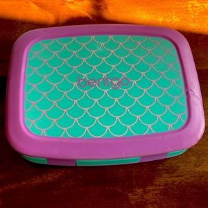 Bentgo kids lunch box.